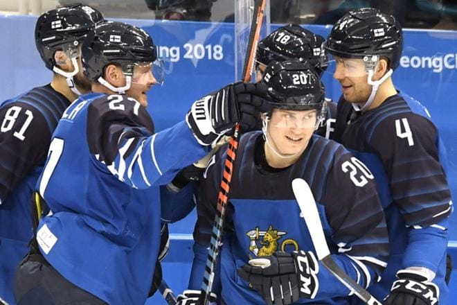 Jukka Peltola, Petri Kontiola, Eeli Tolvanen, Sami Lepistö, Tommi Kivistö ja muut kiekkoleijonat kohtaavat tiistaina olympiajääkiekon neljännesvälierässä Korean. Kuva: Lehtikuva / Heikki Saukkomaa