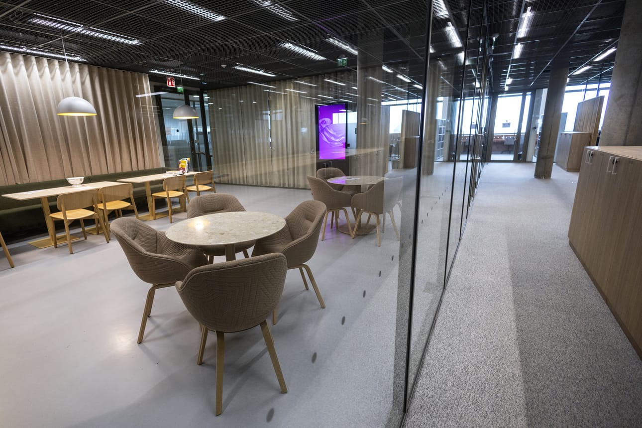 Värimaailmaltaan remontti on toteutettu hillityissä luonnonsävyissä. Ankkuri-rakennuksen lattiaan on laitettu kokolattiamatto, joka parantaa akustiikkaa.