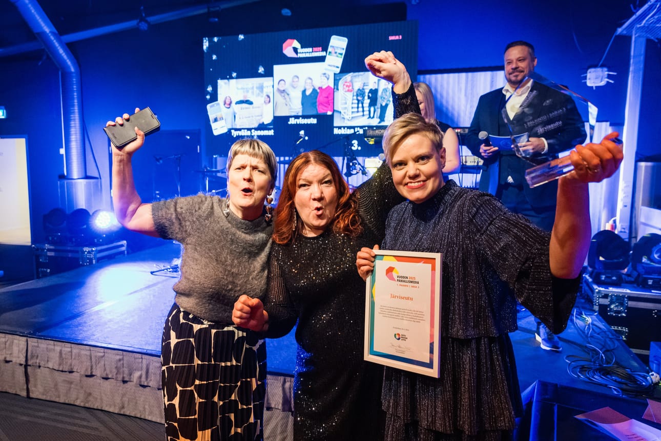Järviseudun toimittajakolmikko Saila Collander (vas.), Erja Pekkala ja Johanna Kataja otti voiton hetkellä ilon irti Jyväskylässä.