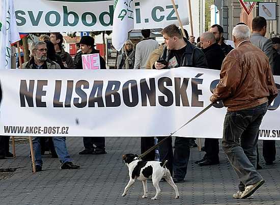 Lissabonin sopimuksen vastustajat osoittivat mieltään Brnossa viime viikolla.