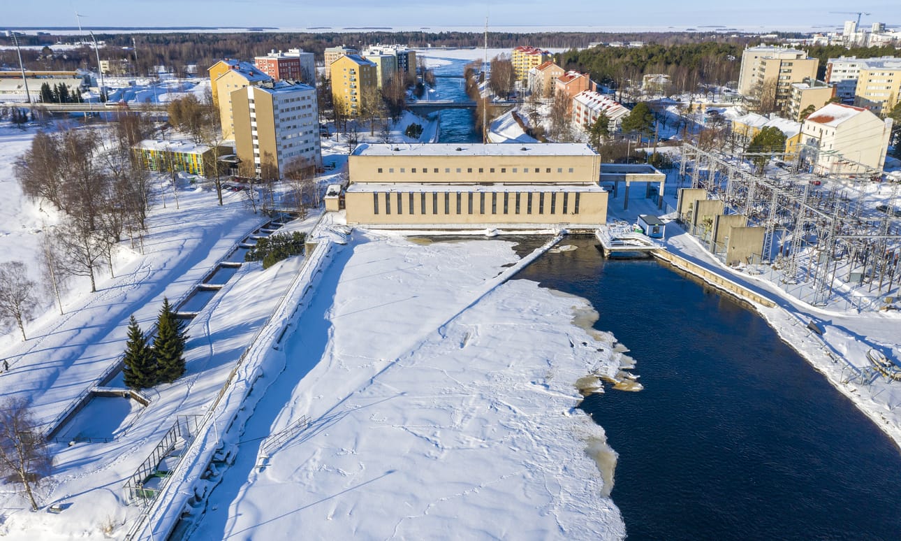 Keskellä kaupunkirakennetta sijaitseva Merikosken voimalaitos on arkkitehtonisesti merkittävä yhdessä ympäristönsä kanssa.