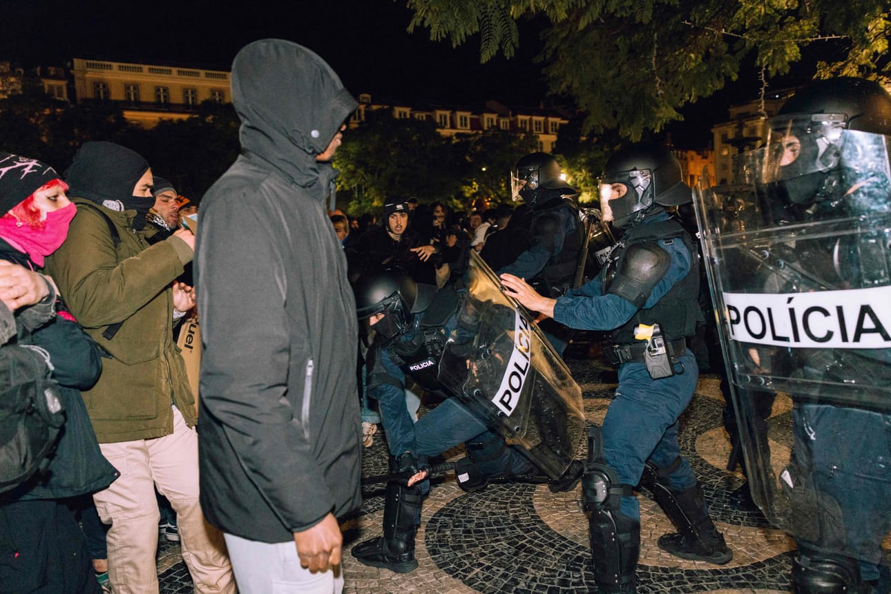 Poliisi hajotti mielenosoittajien väkijoukon Portugalin pääkaupungissa Lissabonissa lauantaina.