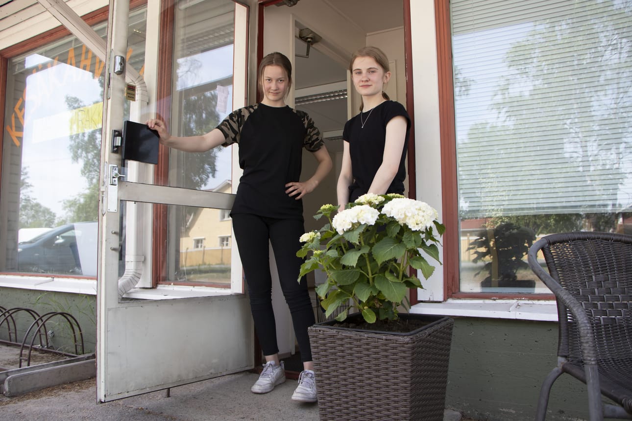 Eveliina Pitkänen ja Pirita Oksa pyörittävät perustamaansa 4H-kesäkahvilaa Lumijoen ytimessä. Kahvilatila toimi ennen Osuuspankin kokoustilana.