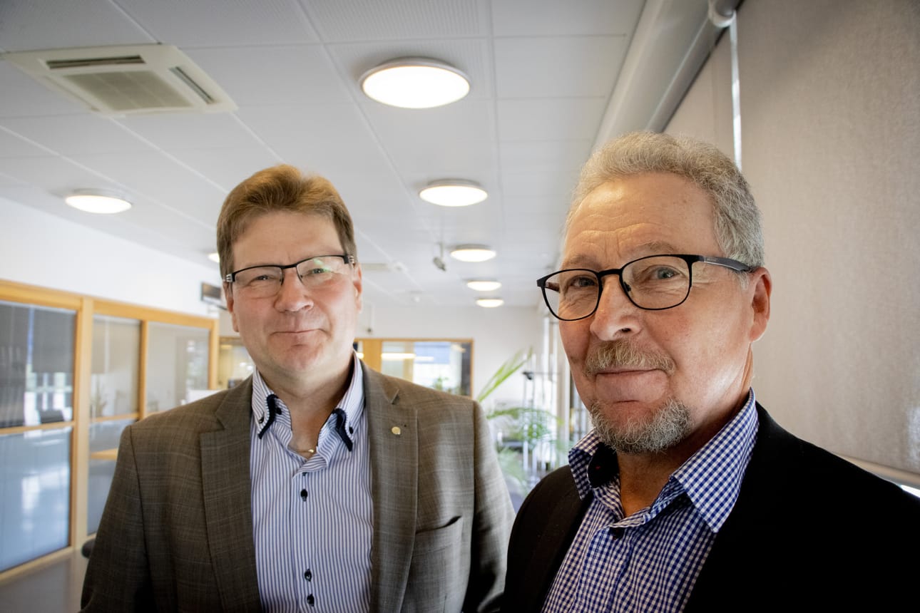 Ruukin Osuuspankin toimitusjohtaja Kalle Arvio ja hallituksen puheenjohtaja Timo Junnila lupaavat, että eteen päin nitkahtanut pankkien yhdistyminen ei aiheuta konttorien sulkemisia saati työntekijöiden irtisanomisia.