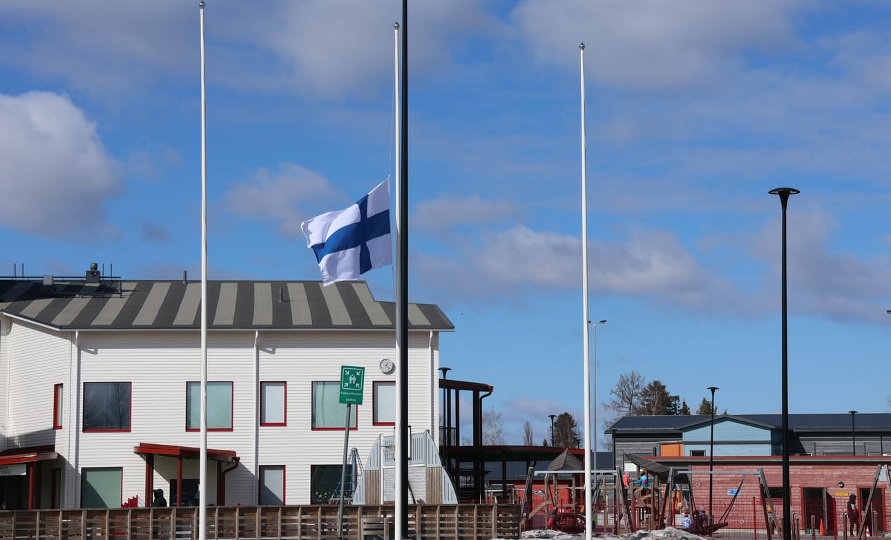Kauhavallakin olivat tänään siniristiliput puolitangossa.