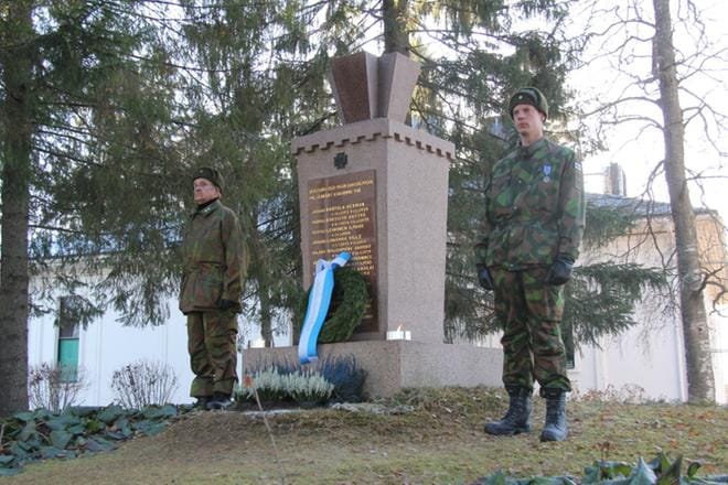 Kunnostetulla muistomerkillä luutnantti Hannu Hauhia ja jääkäri Marko Korpi. KUVA: KATI ALA-RENKO