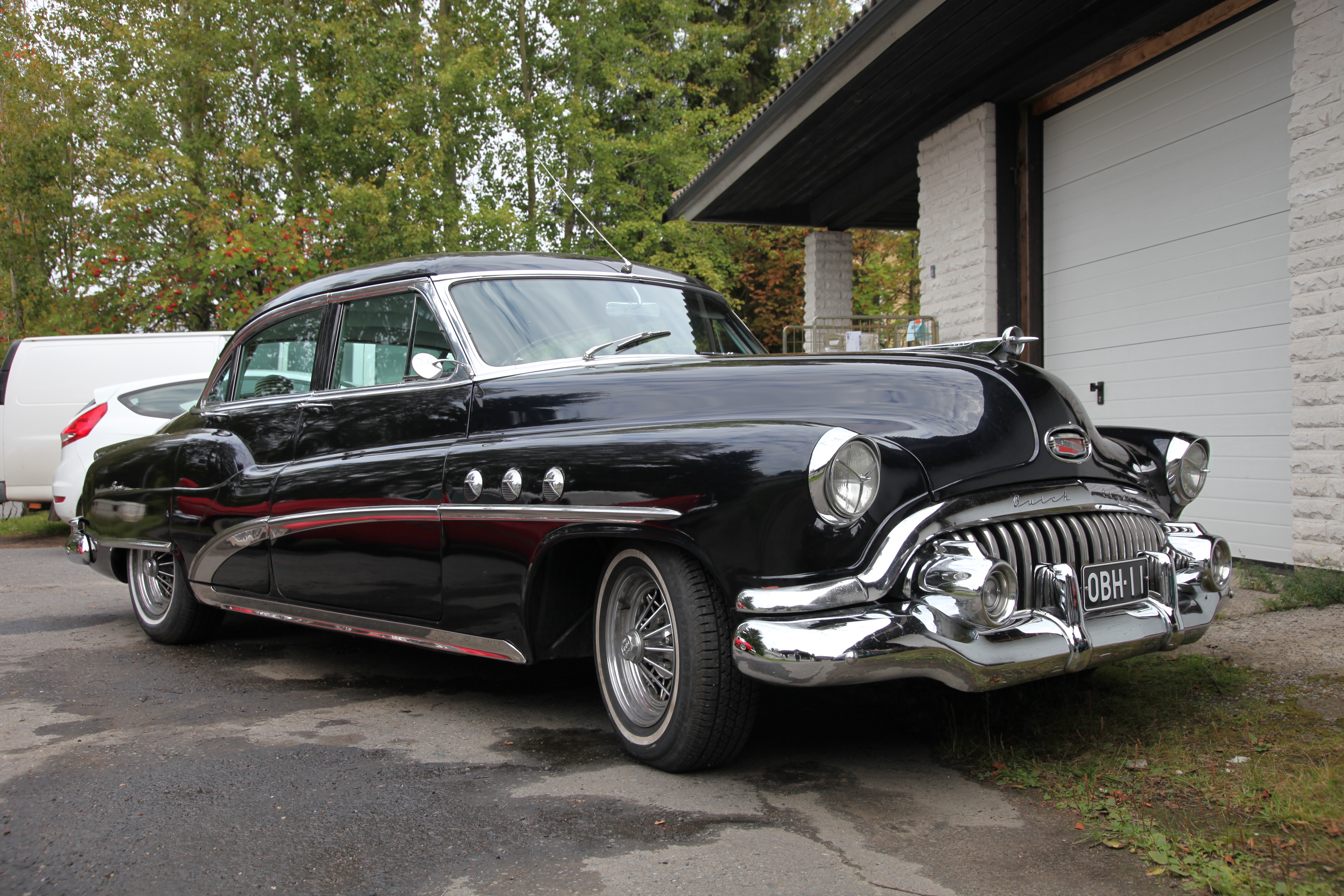 Välimäellä on myös Lapin läänin maaherran virka-autona aiemmin toiminut vuoden 1952 tummansininen Buick Super Riviera 4D.