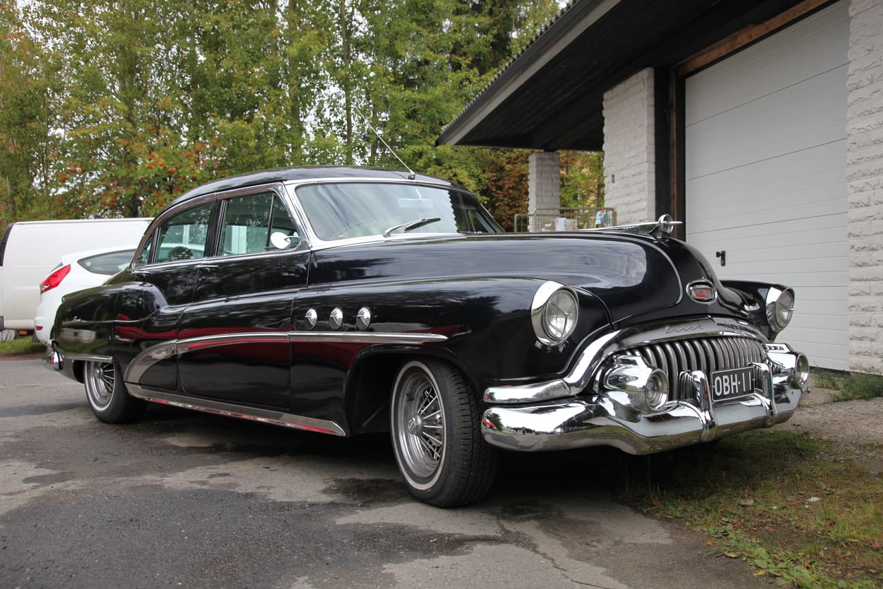 Välimäellä on myös Lapin läänin maaherran virka-autona aiemmin toiminut vuoden 1952 tummansininen Buick Super Riviera 4D.
