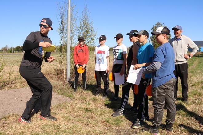 Kauhavan yläkoululaiset pääsivät toissa viikolla kokeilemaan frisbeegolfia uudella radalla. Mikko Sompinmäki näytti mallia. KUVA: ANU NAHKALA