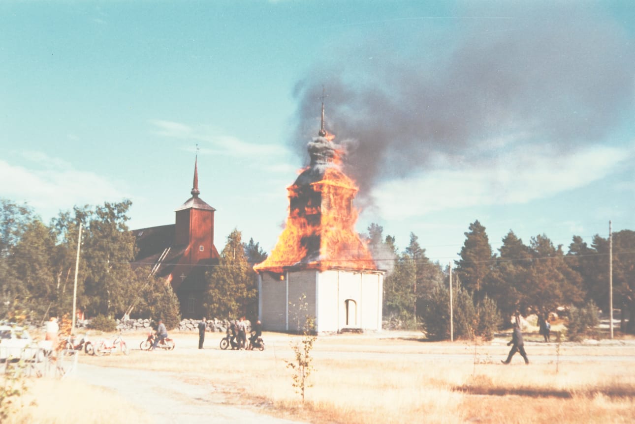 Tuli tuhosi ensin tapulin mistä palo siirtyi nopeasti kirkkoon, jonka paanukatto oli vasta tervattu.
