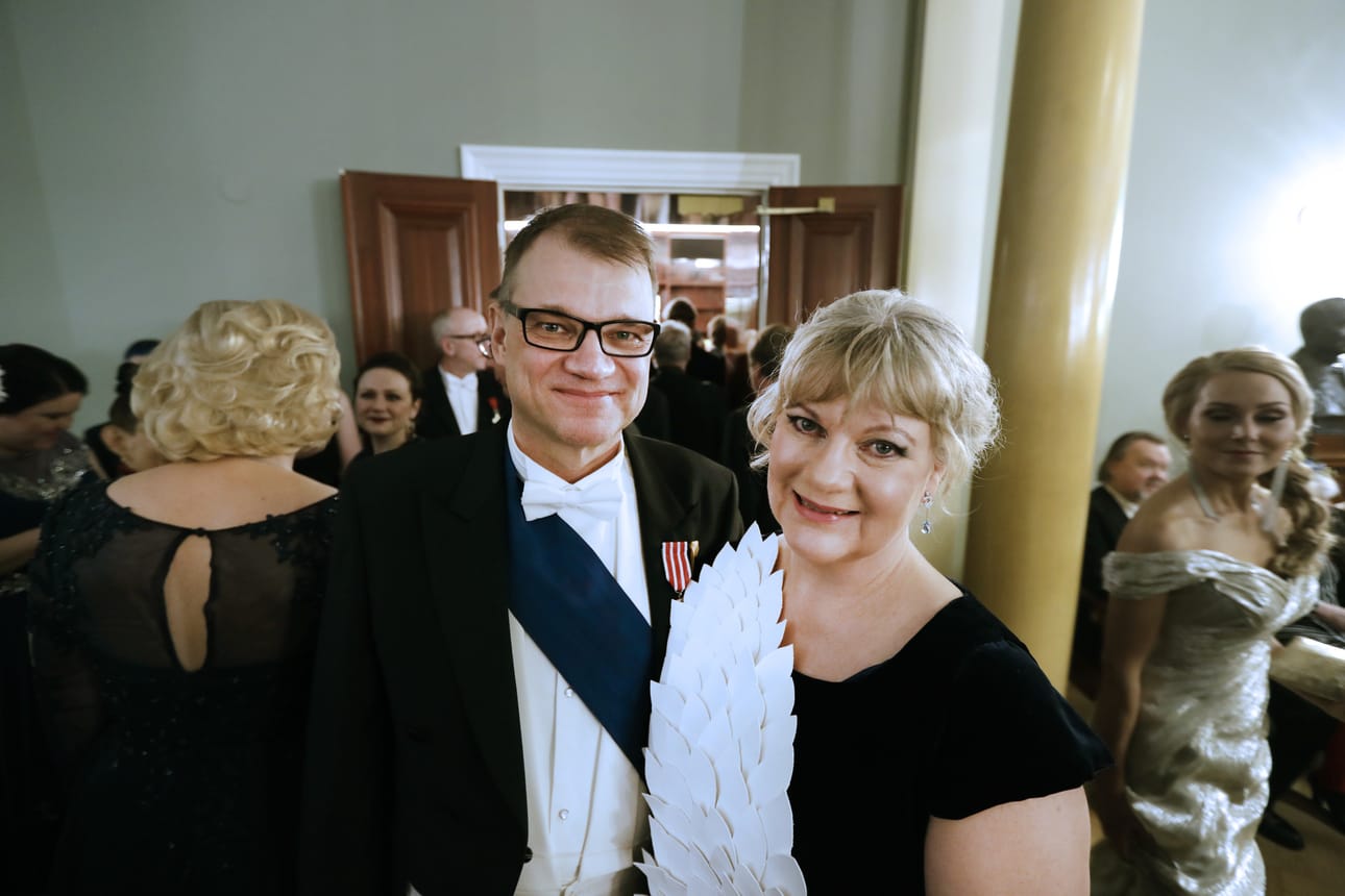 Juha ja Minna-Maaria Sipilä juhlivat iloisella mielellä Presidentinlinnassa.