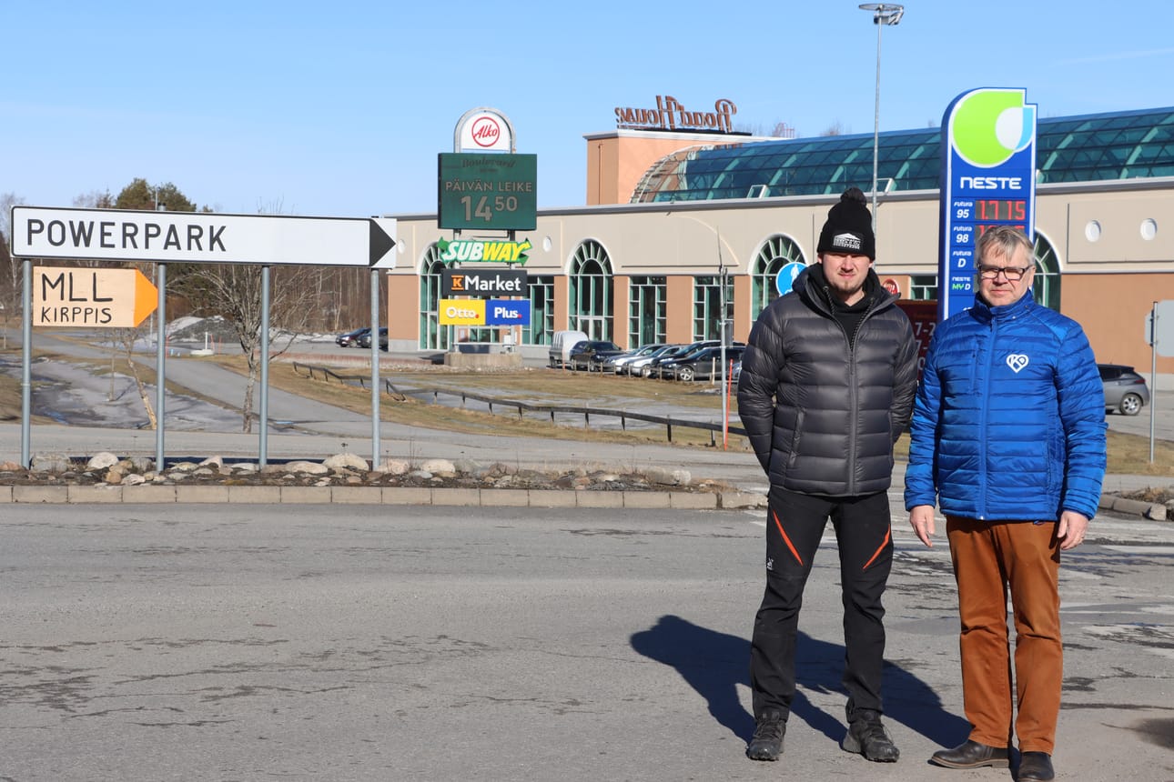 Lasse Ruotsala ja Peter Östman seurasivat ohikulkevaa liikennettä RoadHousen risteyksessä.