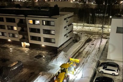 Loskaiset ja tulvivat kadut pitävät kunnostuskaluston kiireisenä Oulun seudulla – autoja on jopa juuttunut sohjoon