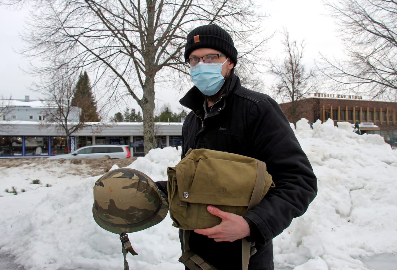 Arttu Korkiakoski lahjoitti Ukrainan sotilaille suunnattuun tavarakeräykseen Vietnamin sodan aikaisen kypärän ja ensiaputarvikkeita. – On tämä kypärä parempi ainakin kuin lippalakki. Suomen armeijan laukku on ehkä vuodelta 1965, se oli alun perin kaasunaamarin laukku.