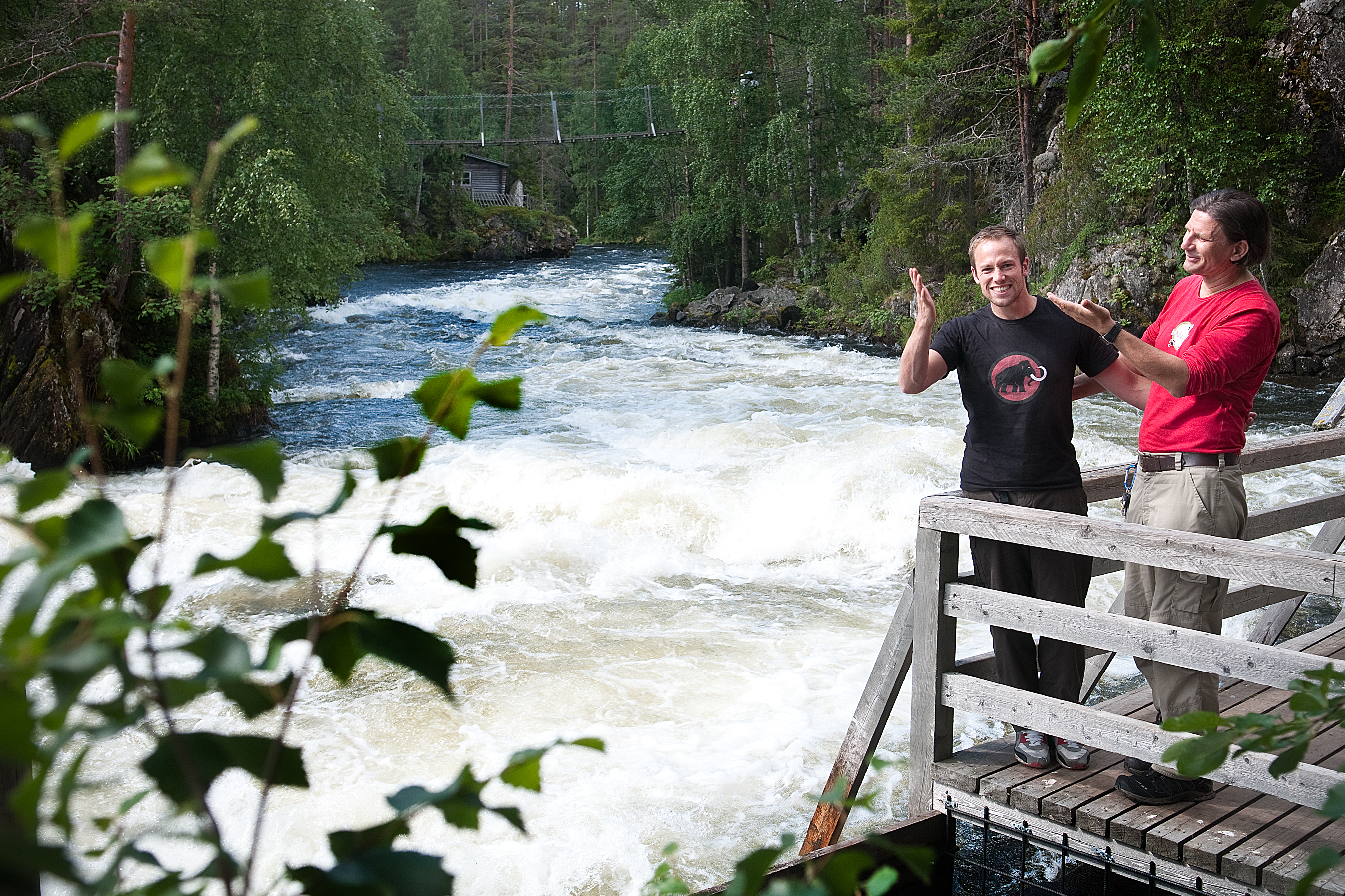 Olly Pemberton (vas.) viihtyy Oulangan kansallispuiston villeissä  maisemissa.