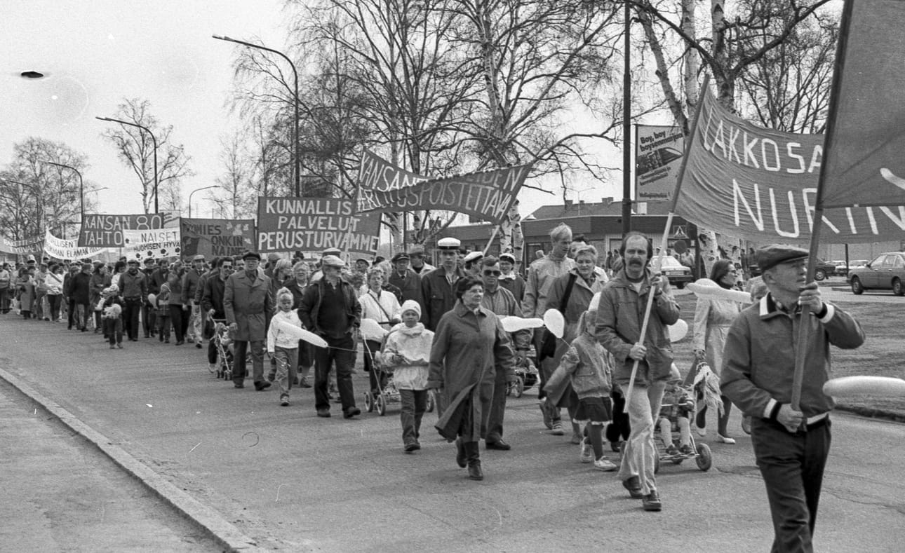 Työväen vappu keräsi aikoinaan Raahessa runsaasti väkeä. Kuva vuoden 1987 vappumarssilta.