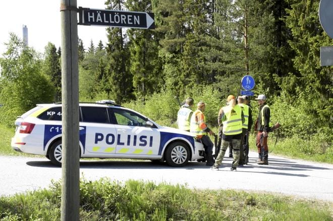 Muutama poliisipartio ja noin 15 srva-metsästäjää väijyivät sutta Luodontien varressa Hällörenissä. Kuva: Pentti Höri