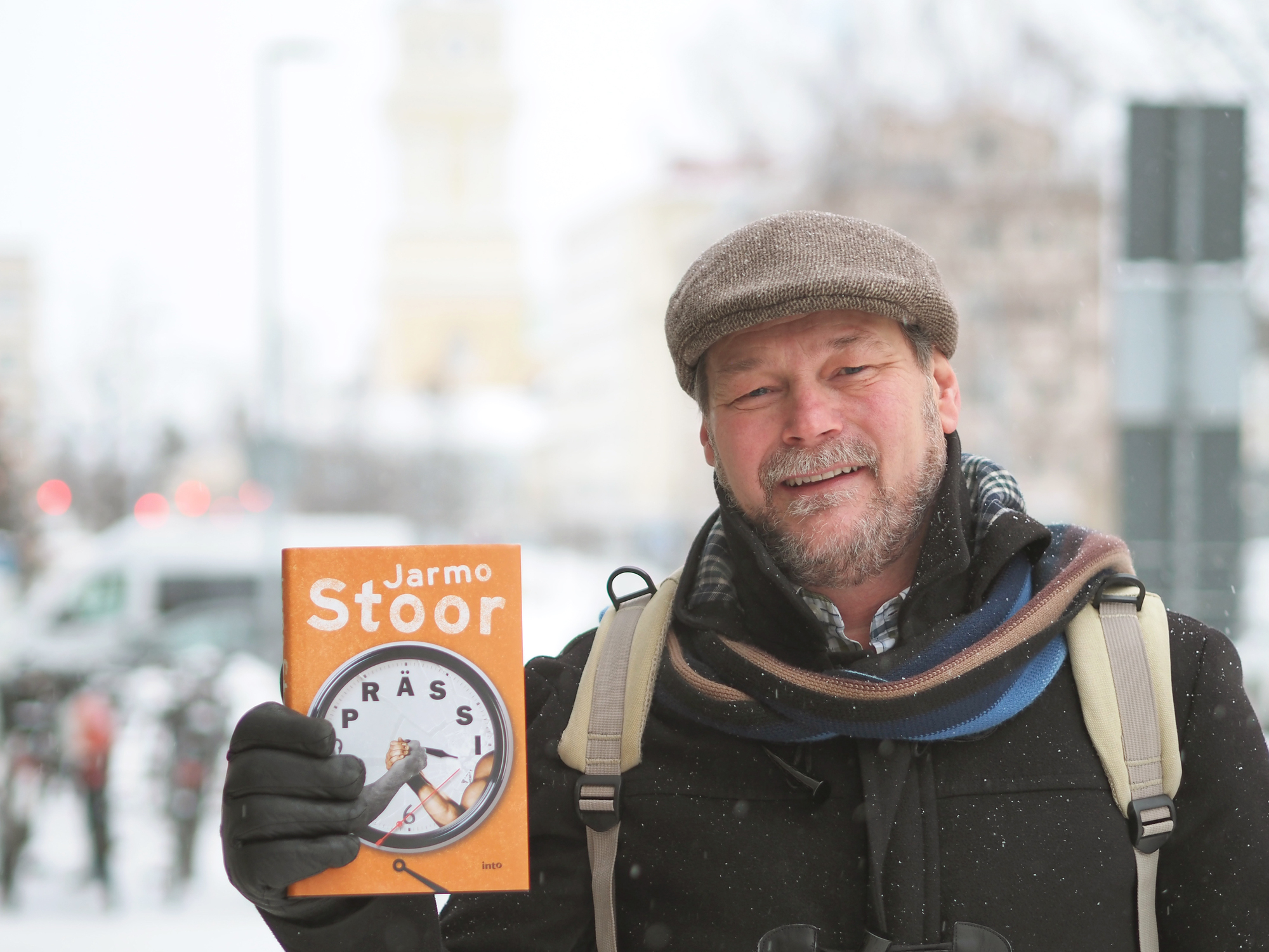 Sekuntien mittelö venyi ja venyi: kirjailija Jarmo Stoorin uskomaton kädenvääntöottelu Sofiassa taipui omaelämäkerralliseksi romaaniksi