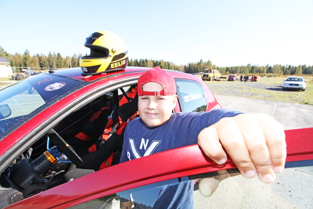 Eelis Talman harjoittelee jo oikealla ralliautolla, vaikka ikää on vasta kymmenen vuotta. Kilpailemaan pääsee 15-vuotiaana.