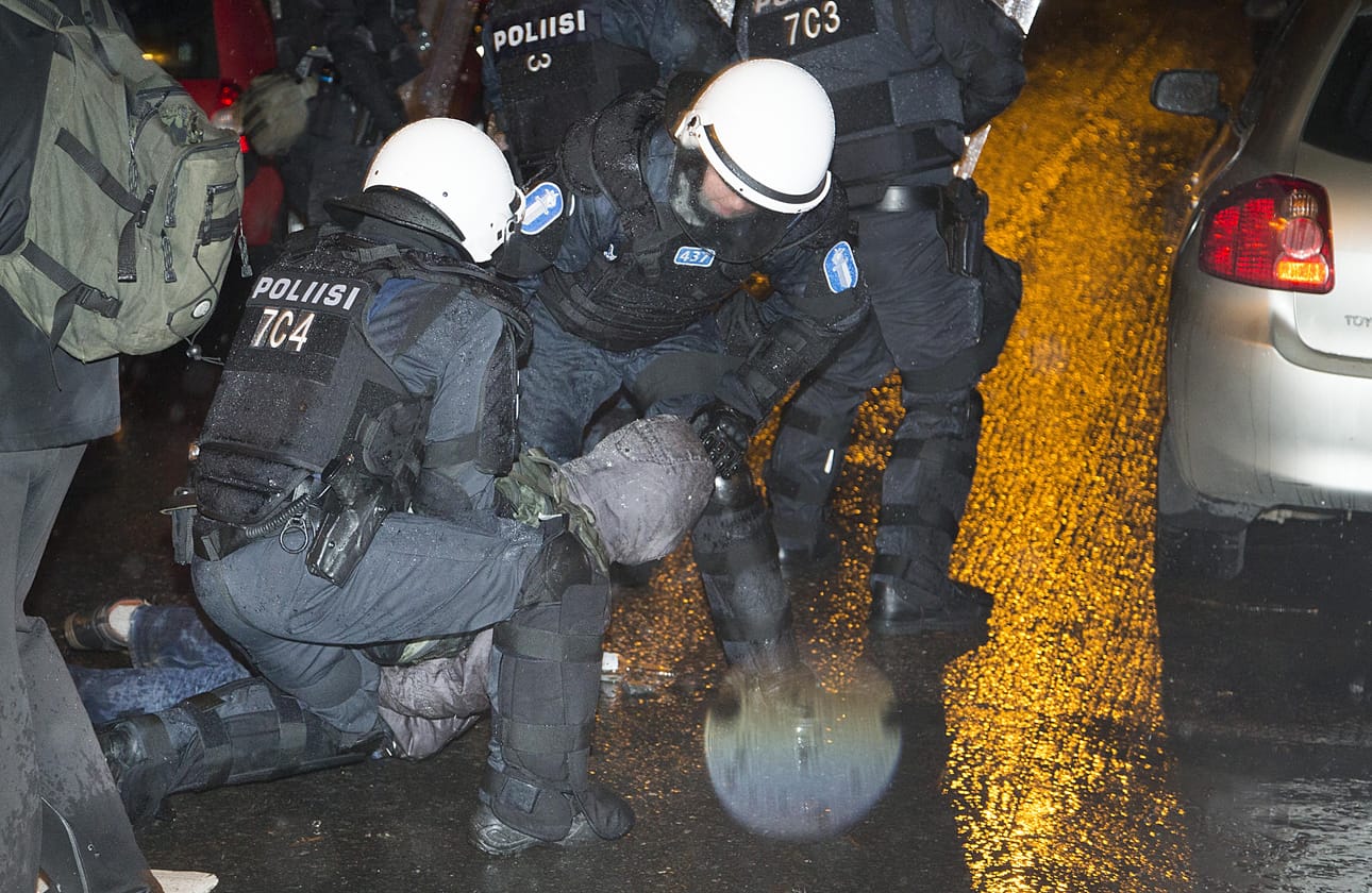 Poliisi pidätti anarkisteja, jotka heittivät pulloja soihtukulkuetta kohti.
