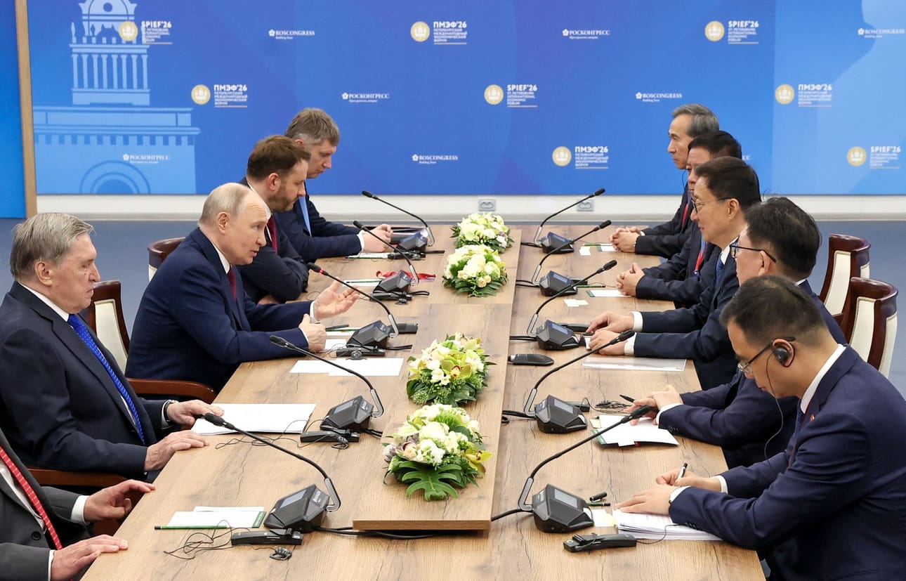 Hyökkäysten kanssa samaan aikaan Pietarissa on menossa suuri talousfoorumi. Venäjän presidentti Vladimir Putin ja Kiinan kansantasavallan varapresidentti Han Zheng tapasivat talousfoorumissa perjantaina.