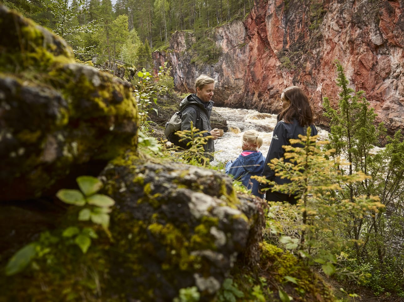 Retkeilijöitä Oulangan Kiutakönkään maisemissa. Arkistokuva.