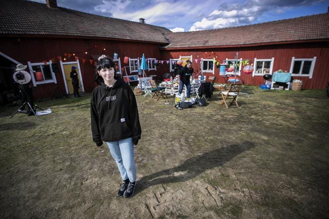 ◀ Ohjaaja Hanna-Leena Köykkä sanoo, että elokuva on sen verran henkilö- kohtainen, ettei olisi antanut kenenkään muun ohjata sitä. KUVAT: MAIJA SAANIO