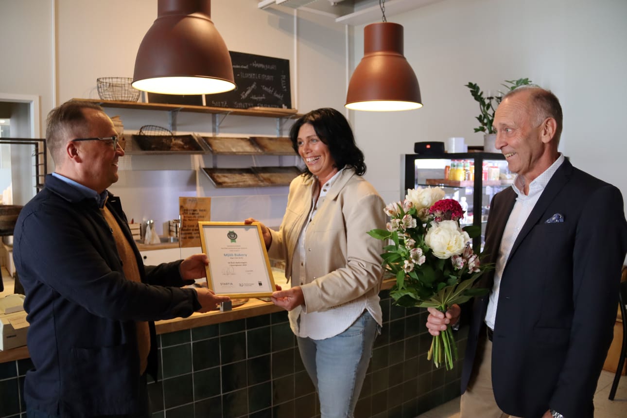 Vaasan seudun vuoden uusyrittäjänä palkittiin Mjöli Bakery. Kuvassa Startian johtaja Tommi Virkama, Mjöli Bakeryn yrittäjä Eva Marttila ja VASEK:in yrityspalvelujohtaja Kjell Nydahl.