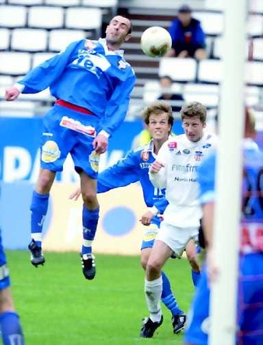 Sinne menee. ACAllianssin Kari Rissanen ja Jaron Rasmus Vikström katselevat, kun Jaron Daniel Snellman hoitaa pallon päätyrajan yli.