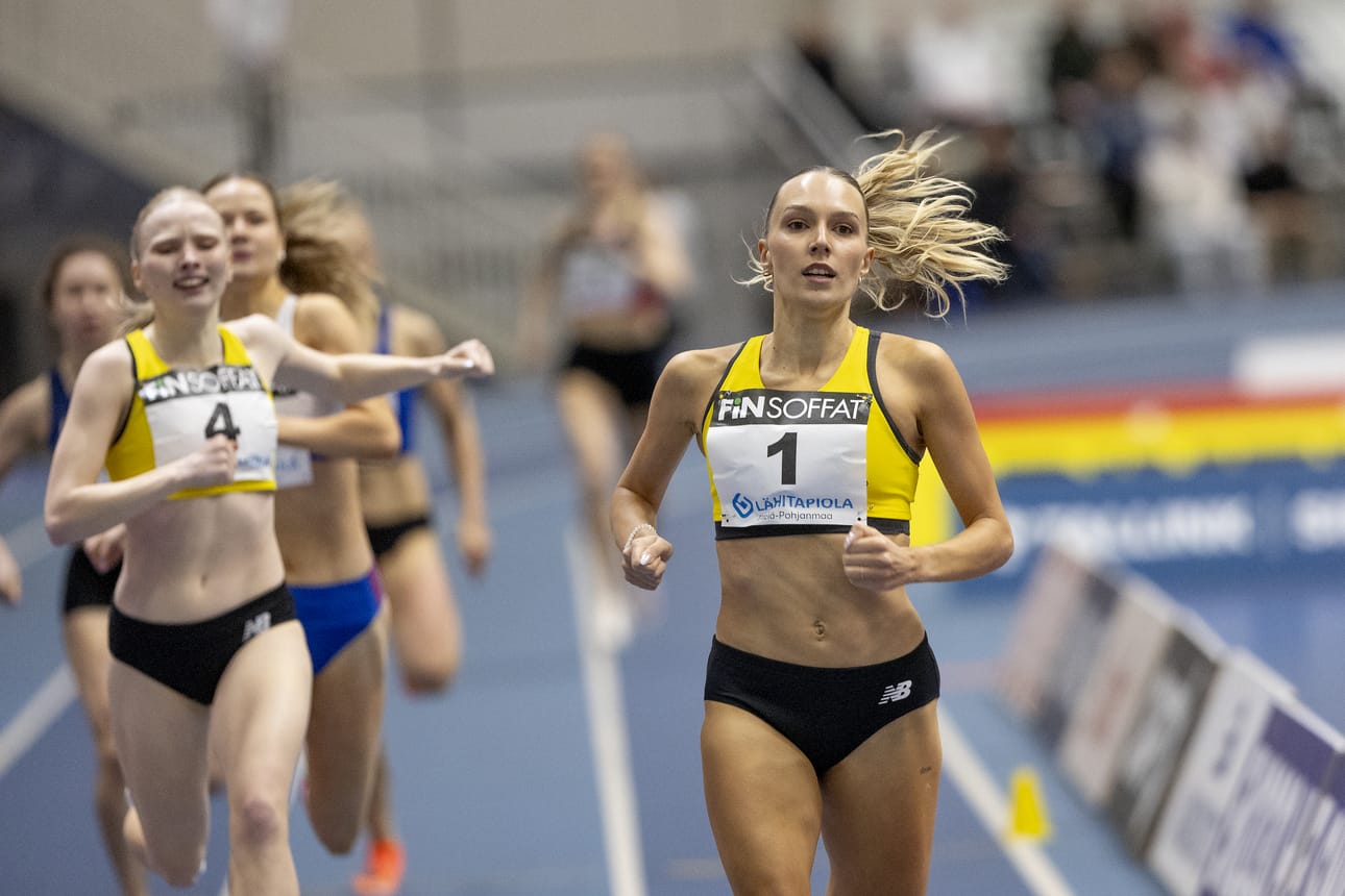 Veera Perälä (numero 1) päätti hallikautensa naisten 800 metrin sisäratojen Suomen mestaruuteen sunnuntaina Kuortaneella.