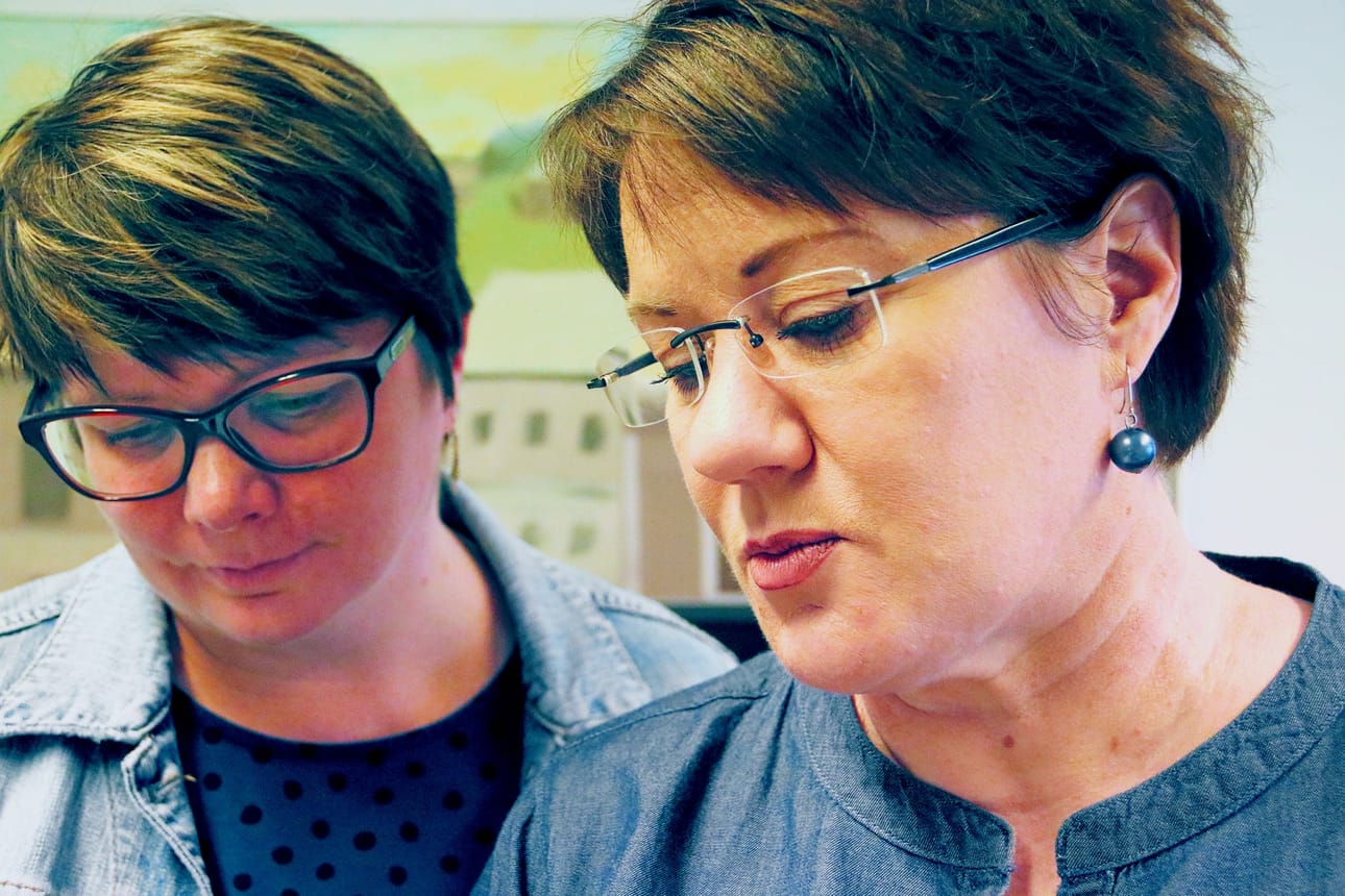 Tutkijat Outi Autti ja Marjo Laitila innostuivat selvittämään neuvostoliittolaisten sotavankien oloja sukulaistensa ansiosta. Marjo Laitila oli jo vuosia aiemmin keskustellut miehensä sukulaisten kanssa sotavangeista. Outi Autilla oli hänelläkin yhteys sotavankeihin oman isänsä kautta. – Isäni oli 13-vuotiaana savotoilla jatkosodan aikaan. Siellä isäni oli kohdannut venäläisiä sotavankeja. Myös kodin lähellä oli ollut parin vuoden ajan 100-200 vangin leiri, Autti kertoo.
