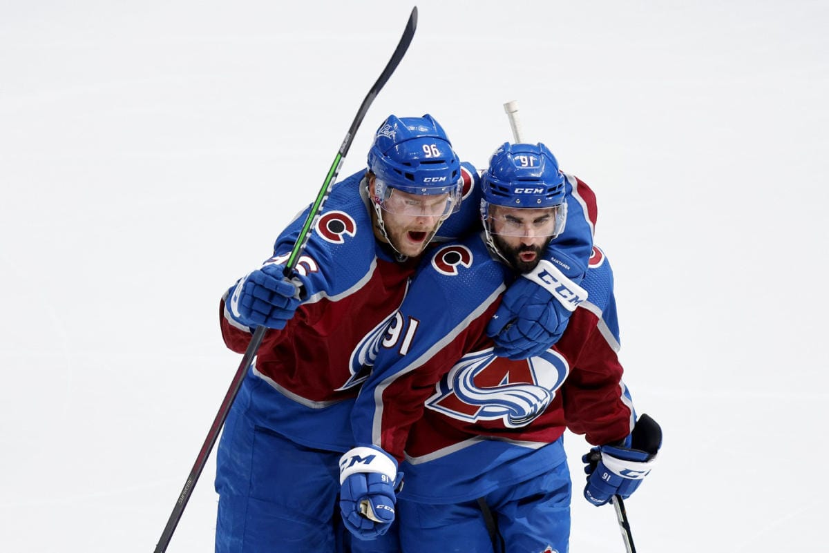 Nazem Kadri (oik.) jatkaa uraansa Calgary Flamesissa. LEHTIKUVA/AFP