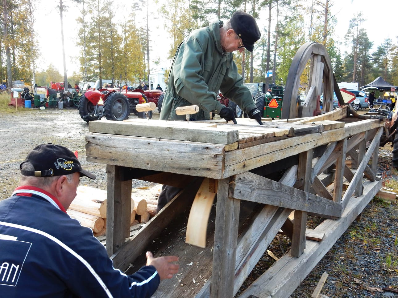 Arvo Härön tietotaidolle niin päreiden höyläämiseen kuin puiden valintaankin on valtavasti käyttöä, kun kirkkomaan tapulin kattopäreitä aletaan tehdä Oulaisissa.