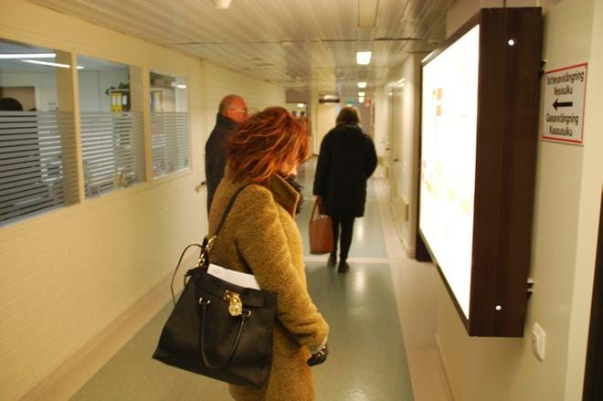 Kiireiset Esperi caren kokousedustajat olivat tullessaan vähäsanaisia. Lähinnä resurssijohtaja Tuija Antila, toisena aluejohtaja Kimmo Karvonen ja kauimpana käytävällä aluepäällikkö Maarit Lahtonen. KUVA:OLLI PURSIAINEN