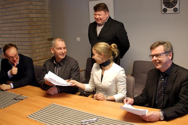 Jarmo Kujanpää (vas.) ja Jouni Mäenpää allekirjoittivat yhteistyösopimuksen Pohjanmaan Osuuspankin edustajien Hannan Linnan ja Kari Murtomäen kanssa. Juha-Pekka Hietalalla (takana) oli ollut merkittävä rooli neuvotteluissa. KUVA: ANU NAHKALA