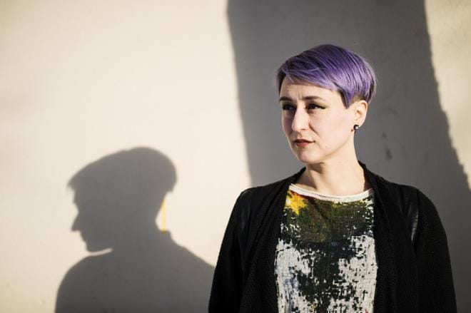 Maskussa asuva Magdalena Hai on yksi Finlandia-ehdokkaista. Taiteilijanimeä käyttävä kirjailija on saanut viime aikoina runsaasti huomiota. Keväällä hän voitti Tulenkantaja-kirjapalkinnon. KUVA: SILJA VIITALA