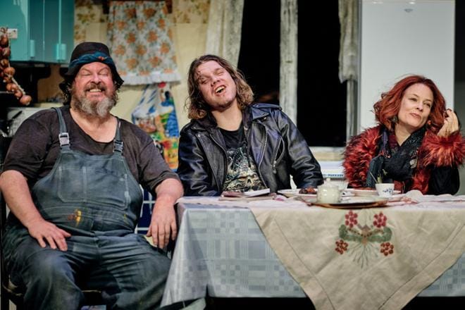 Juha Ekola (keskellä) esiintyi Sirkku Peltolan käsikirjoittamassa komediassa muun muassa Jari Hietasen ja Terhi Suorlahden kanssa. KUVA: LINUS LINDHOLM, VAASAN KAUPUNGINTEATTERI, SUOMEN HEVONEN
