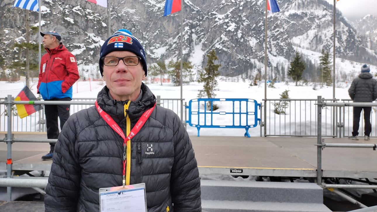 Juha Moilanen seurasi katsomossa poikansa Niilon hiihtosuorituksia.