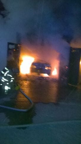 Autotalli paloi Koskelassa.