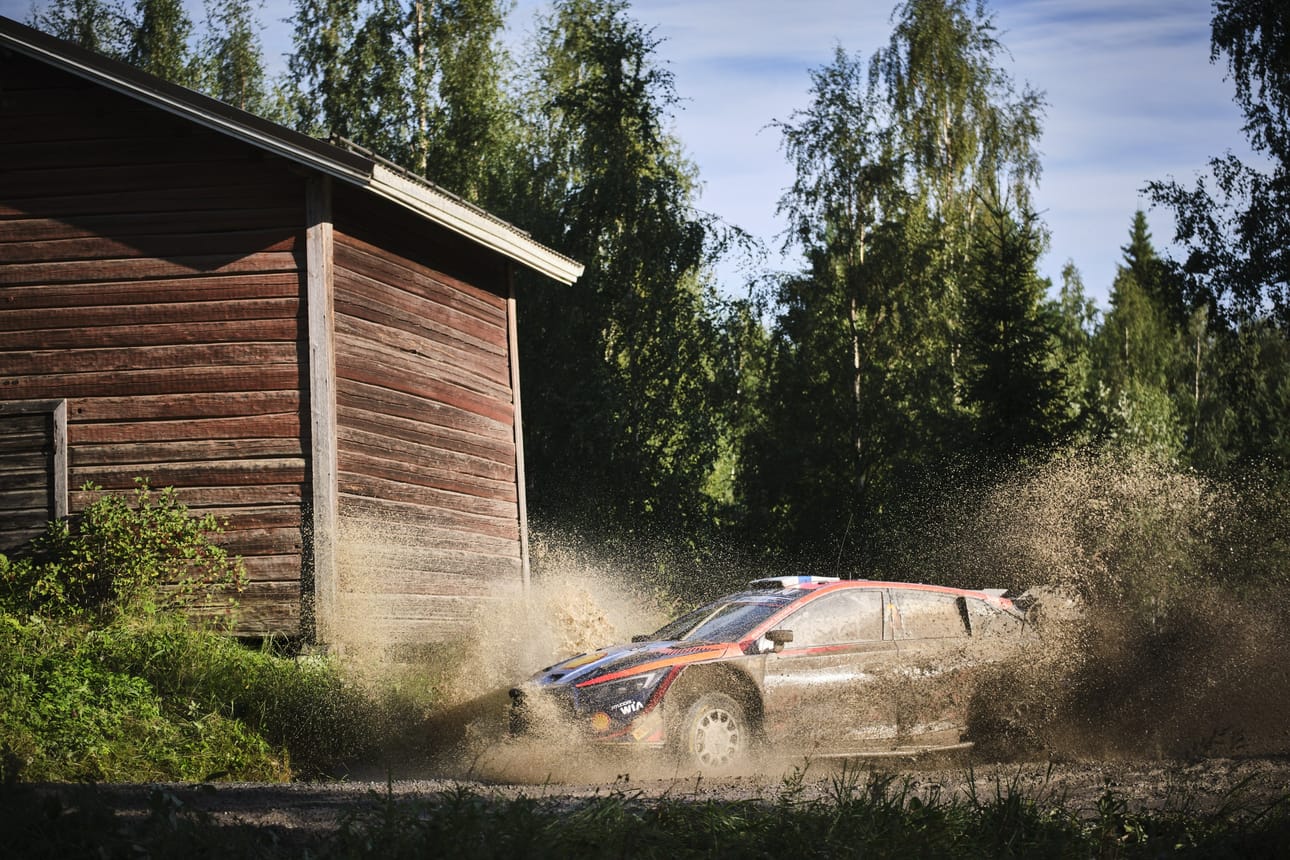 Suomen Teemu Suninen on rallissa neljäntenä heti japanilaisen Takamoto Katsutan jälkeen. Katsuta johtaa suomalaista 6,4 sekunnin erolla. LEHTIKUVA / Hannu Rainamo