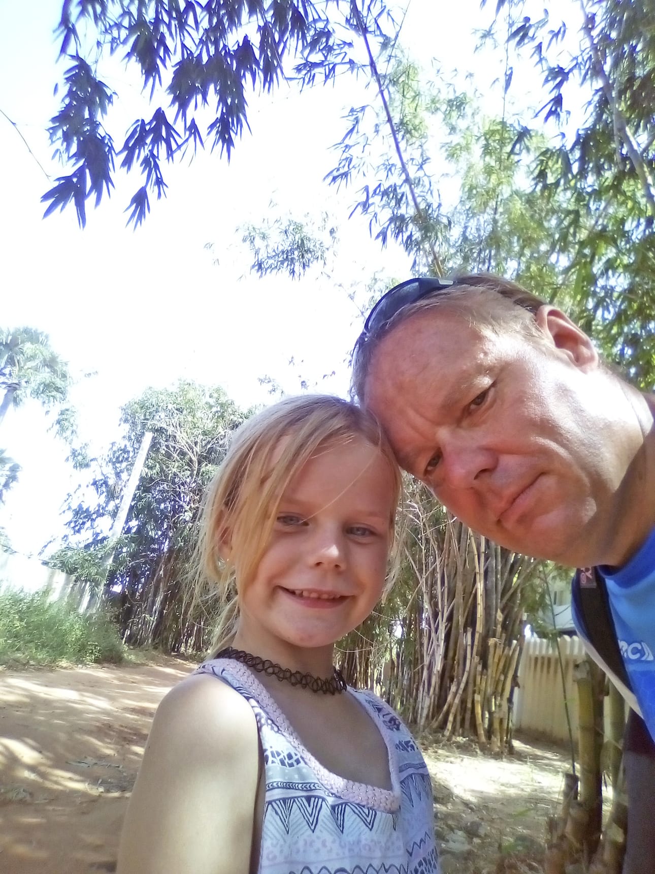Tällä hetkellä Marko Arola on lomamatkalla Fuengirolassa, mutta koti sijaitsee Gambiassa. Kuvassa Marko Arola on tyttärensä Rosan kanssa kotimaisemissa.
