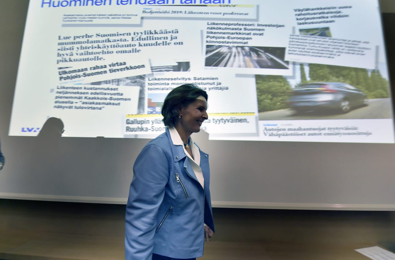 Liikenneministeri Anne Bernerin liikenneverkkoselvitys laitettiin jäihin maanantai-iltana. Autoveroa ei tällä hallituskaudella muuteta eikä teitä yhtiöitetä.