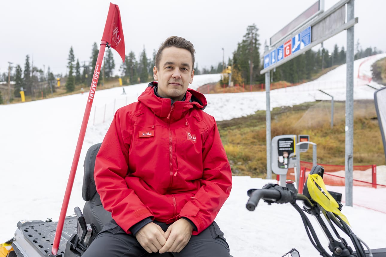 Rukakeskuksen rinnetoiminnan johtaja Juha Rantanen kuvattiin moottorikelkan istuimella perjantaina Rukan laskettelukauden avauduttua. Taustalla lasketellaan Saarua 12- ja Saarua 13 -rinteissä.