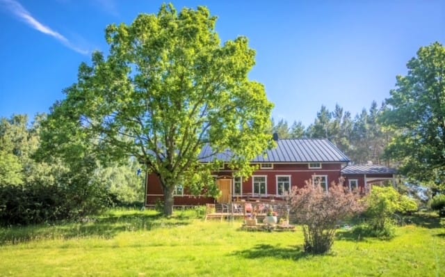 Majatalo tammen varjossa on eteläpohjalaislähtöisten Eliisa Kellbergin ja Tero Turusen unelmien täyttymys.