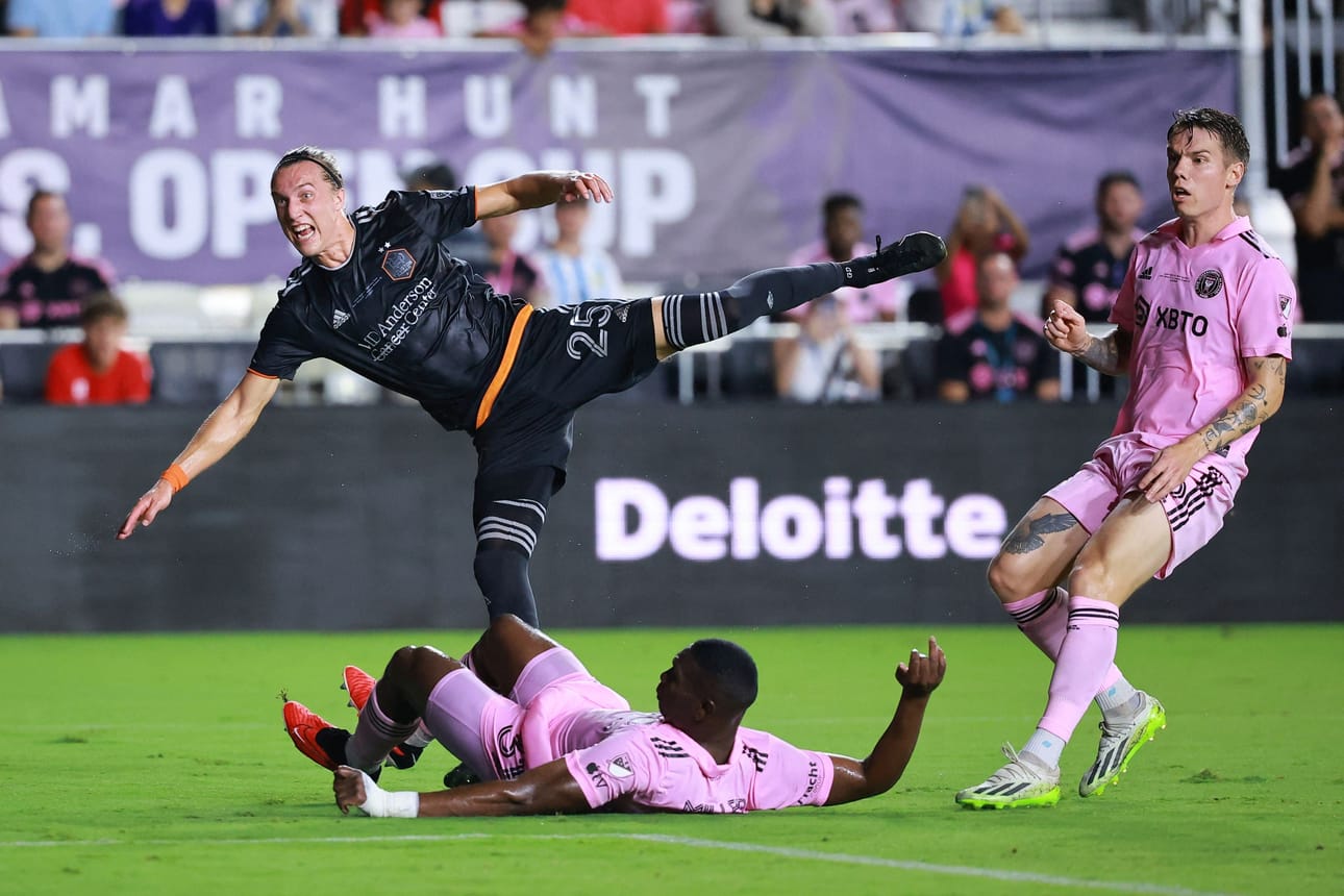 Griffin Dorsey (vas.) teki Houston Dynamosin avausmaalin Robert Taylorin (oik.) Inter Miamia vastaan. LEHTIKUVA/AFP