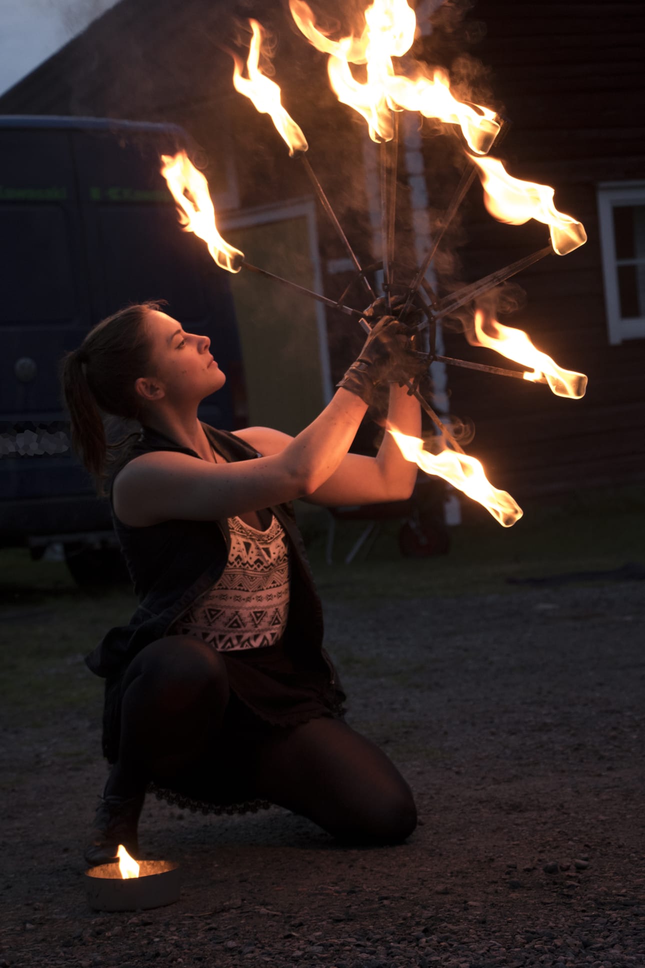 Ilta huipentui Hornan Valkeat -ryhmän Tulitaide-esitykseen. Kuvassa Stefania Jaakkola.