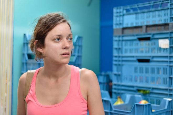 Sandralla (Marion Cotillard) on viikonloppu aikaa pelastaa työpaikkansa. KUVA: Yle Kuvapalvelu