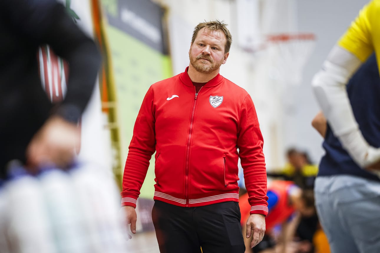 Kalle Huusko oli FC Kemin vaihtopenkillä päävalmentajan hommissa sunnuntaina. Kemiläisten kurssi ei kääntynyt Futsal-liigassa ja tuloksena oli kauden viides tappio.