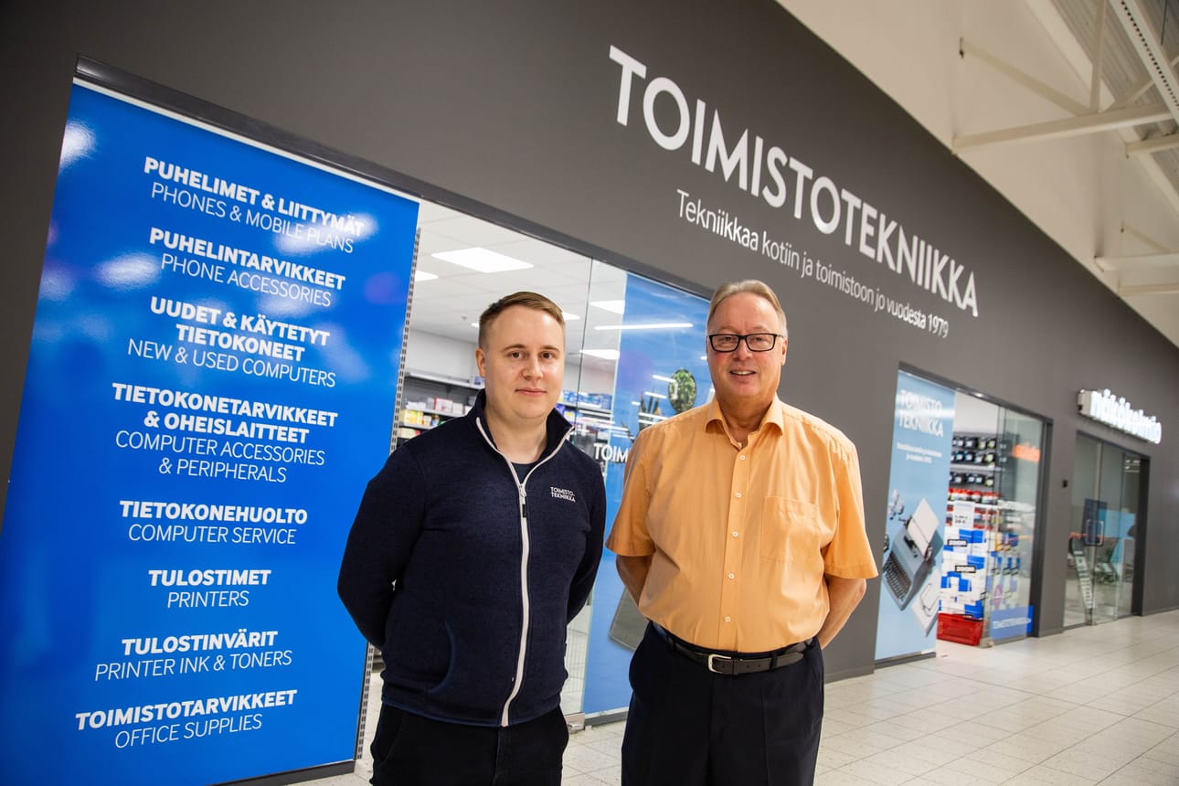 Toimistotekniikka palvelee niin yksityishenkilöitä, seuroja, kuntia, kaupunkeja kuin yrityksiäkin. ”Autamme ja neuvomme mielellämme laitteiden käyttöönotossa”, kertoo toisen polven yrittäjä Teemu Nätynki. Vieressä Toimistotekniikan perustaja Oiva Nätynki.
