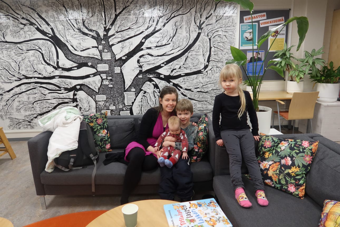 Rovaniemeltä Taivalkosken mummolaan uudeksi vuodeksi vierailemaan tulleet Sini Kantola (vas.) ja lapset Viola, Eelis ja Pihla Karjalainen (oik.) tulivat perjantaina 2.1. viettämään aikaa Taivalkosken kirjastoon lastenkirjojen ja lautapelien pariin. Kirjaston oleskelutilojen seinällä on jo vuosikymmenten ajan sijainnut Niilo Keräsen kokoama valtava Räisäsen suvun sukupuu.
